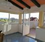 Szuper ajánlat Novigradban - 160 m2-es penthouse lakás felújításra, gyönyörű kilátással a tengerre - pic 5