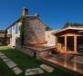 Krásné panství dvou zrekonstruovaných kamenných vil s bazénem v Tinjanu - pic 25