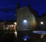 Krásné panství dvou zrekonstruovaných kamenných vil s bazénem v Tinjanu - pic 27