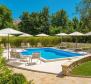 Butikový hotel se 7 apartmány a krásnou zahradou v Bašce na Krku, pouhých 500 metrů od moře - pic 4