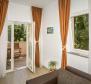 Butikový hotel se 7 apartmány a krásnou zahradou v Bašce na Krku, pouhých 500 metrů od moře - pic 12