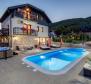 Fantastická rodinná vila s bazénem na Plitvických jezerech - pic 7