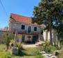 Zwei Häuser zur Modernisierung in Selca, Brac mit Meerblick - foto 9