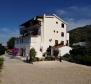 Wunderschönes touristisches Anwesen in Zavala mit 5 Apartments, Garage und mehreren zusätzlichen Einrichtungen - foto 31