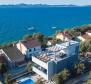 Schöne Villa zum Verkauf in der Gegend von Zadar, nur 30 Meter vom Meer entfernt 