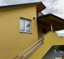 Szép sárga színű ház Sveti Ivan Dobrinjskiban, Dobrinjban - pic 13