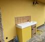 Belle maison de couleur jaune à Sveti Ivan Dobrinjski, Dobrinj - pic 21