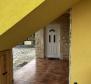 Belle maison de couleur jaune à Sveti Ivan Dobrinjski, Dobrinj - pic 22