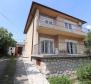 Haus mit zwei Wohnungen in Novi Vinodolski, nur 200 Meter vom Meer entfernt 