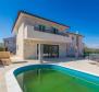 Doppelhaushälfte im mediterranen Stil mit Swimmingpool und Meerblick auf der Halbinsel Krk 