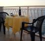 Apart-Haus direkt am Meer, in der ersten Reihe in Dugi Rat, Riviera von Omis - mit 5 Wohneinheiten - foto 6