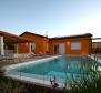 Nově postavená jednopodlažní vila s bazénem v klidné lokalitě ve Svetvincenat! 
