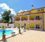 Bright property in Porec area with swimming pool and 4 apartments - pic 2