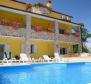 Bright property in Porec area with swimming pool and 4 apartments - pic 5