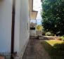 Haus mit drei Wohnungen in Valbandon, Fažana zum Verkauf, nur 550 Meter vom Meer entfernt - foto 7