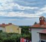 Maison avec vue sur la mer lointaine dans la région de Poreč, à 2,5 km de la mer - pic 2
