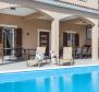 Villa úszómedencével és két lakóegységgel - pic 3