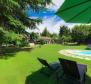 Gyönyörű villa Umag külvárosában, mindössze 250 méterre a tengertől, zöld pázsiton keresztül - pic 5