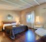Gyönyörű villa Umag külvárosában, mindössze 250 méterre a tengertől, zöld pázsiton keresztül - pic 17