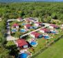 Komplex mobilních domů s bazény v Tinjan, na 8.000 m2 