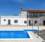Renoviertes Apart-Haus mit Swimmingpool in MARČANA, nur 2 km von den Stränden entfernt! - foto 2