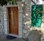 Belle maison à vendre sur l'île de Drvenik à seulement 200 mètres de la mer - pic 3