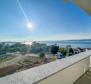 Tágas apartman terasszal a tenger közelében, egy új épületben, panorámás kilátással a tengerre Iciciben 