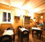 Az étterem üzlethelyisége Rovinjban, 50 méterre a tengertől 
