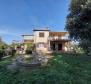 Villa von 330 qm in Brtonigla auf mehr als einem Hektar Land 