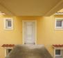 Geräumiges Einfamilienhaus 580 m2 mit Meerblick auf einem Grundstück von 3200 m2 in Pobri, Opatija - foto 32