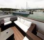 Maison flottante les pieds dans l&#39;eau avec vue sur la mer et le port de plaisance - pic 14