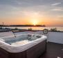 Maison flottante les pieds dans l&#39;eau avec vue sur la mer et le port de plaisance - pic 3