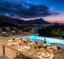 Herrliche neue moderne Villa an der Riviera von Omis, nur 60 Meter vom Meer entfernt, mit Swimmingpool, Sauna, Fitnessstudio und Garage - foto 24