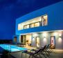 Herrliche neue moderne Villa an der Riviera von Omis, nur 60 Meter vom Meer entfernt, mit Swimmingpool, Sauna, Fitnessstudio und Garage - foto 25