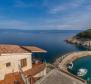 Maison romantique au bord de la vieille ville médiévale avec une vue fantastique sur la mer 