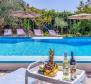 Villa mit Swimmingpool und 3 Apartments auf einem großzügigen Grundstück von 1700 m2 in Jadreski zwischen Liznjan und Pula - foto 2