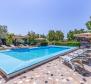 Villa mit Swimmingpool und 3 Apartments auf einem großzügigen Grundstück von 1700 m2 in Jadreski zwischen Liznjan und Pula - foto 3