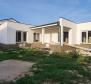 Villa nouvellement construite dans la région de Rovinj, à 6 km de la mer avec piscine, le prix est fixé pour l&#39;étape actuelle 
