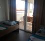 Nieruchomość z 3 apartamentami i basenem w Rogoźnicy - pic 22