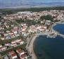Grundstück für zwei Villen, erste Reihe zum Meer, in der Gegend von Zadar 