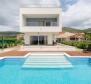 Neue Villa auf der Halbinsel Ciovo mit Swimmingpool und Blick auf die Adria 