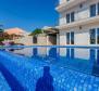 Luxusní vila v Marina, Trogir na první linii k moři - pic 2