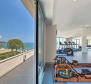 Außergewöhnliche Wohnung in einem 5-Sterne-Komplex direkt am Meer mit Swimmingpool in der Nähe von Split - foto 23