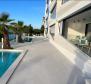Luxus apartman az első sorban a tenger mellett Zadar közelében, a rezidenciában, medencével a tengerre néz 