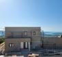 Недвижимость с современным характером и панорамным видом на море в районе Рабац 