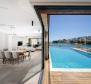 Jedna ze sedmi nových plážových vil na prodej v oblasti Šibenik v uzavřeném luxusním kondominiu - pic 26