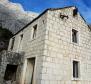 Maison en pierre solide à rénover à Bast sur 4000 m². de terre 