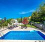 Жилой дом 700 м2 с бассейном + 6000м2 земли с проектом оздоровительного курорта на 28 номеров в Ловране - фото 16