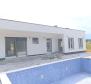Moderní jednopatrový dům s bazénem v přírodě v Krsanu - pic 2