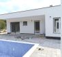 Moderní jednopatrový dům s bazénem v přírodě v Krsanu - pic 3